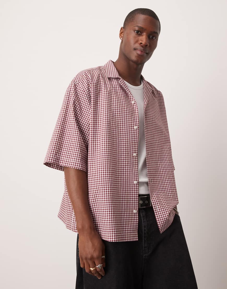 ASOS DESIGN - Klein kariertes Boxy Fit Oversize-Hemd in Burgunderrot mit halblangen Ärmeln ASOS DESIGN - Klein kariertes Boxy Fit Oversize-Hemd in Burgunderrot mit halblangen Ärmeln von ASOS DESIGN