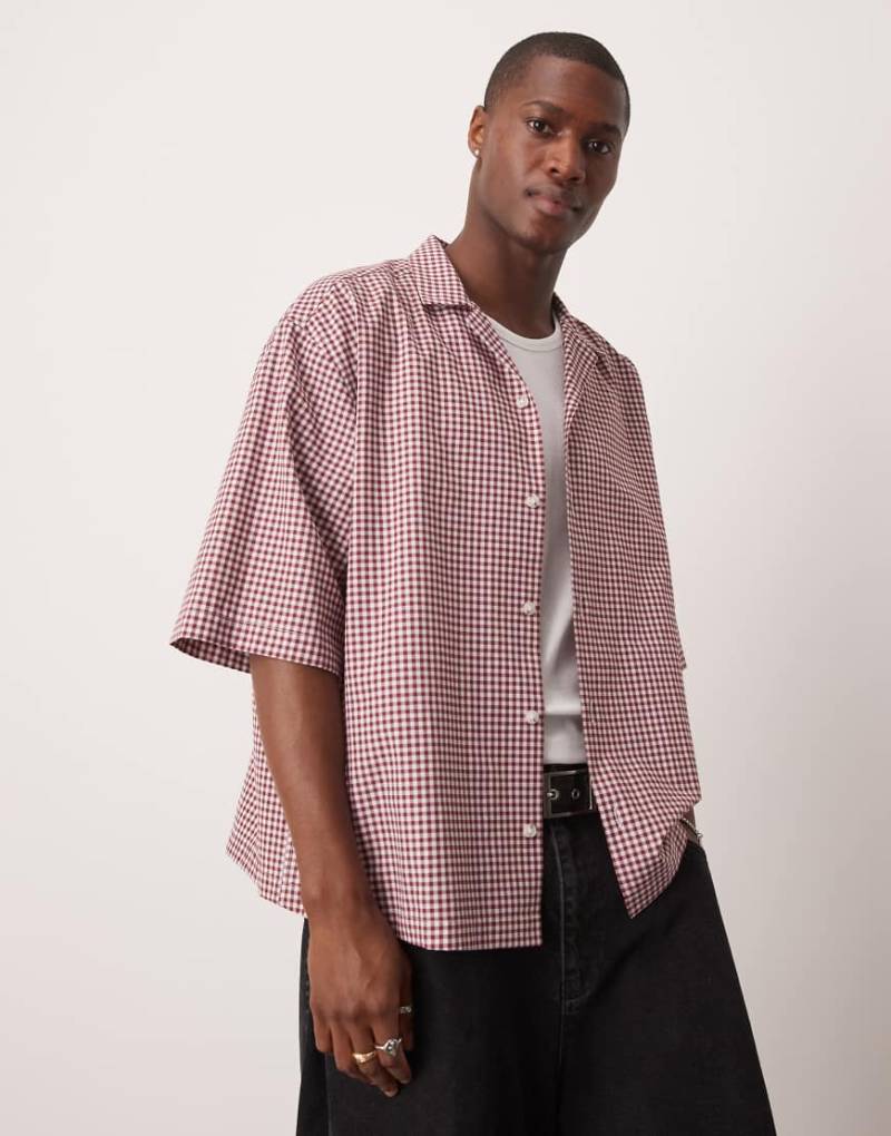 ASOS DESIGN - Klein kariertes Boxy Fit Oversize-Hemd in Burgunderrot mit halblangen Ärmeln von ASOS DESIGN