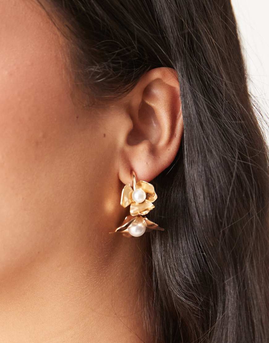 ASOS DESIGN - Kleine Blüten-Creolen im Goldton mit Kunstperlen-Goldfarben ASOS DESIGN - Kleine Blüten-Creolen im Goldton mit Kunstperlen-Goldfarben von ASOS DESIGN