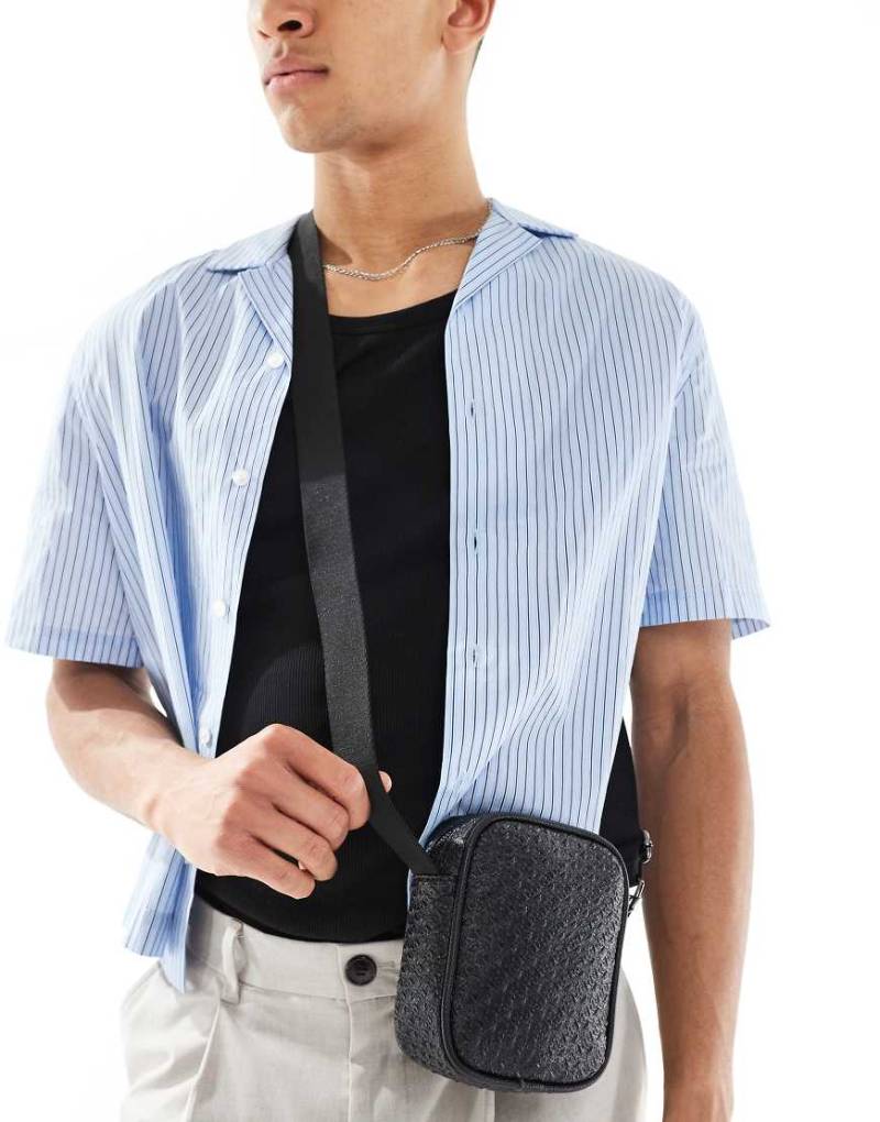 ASOS DESIGN - Umhängetasche aus Kunstleder in Schwarz mit Prägemuster von ASOS DESIGN