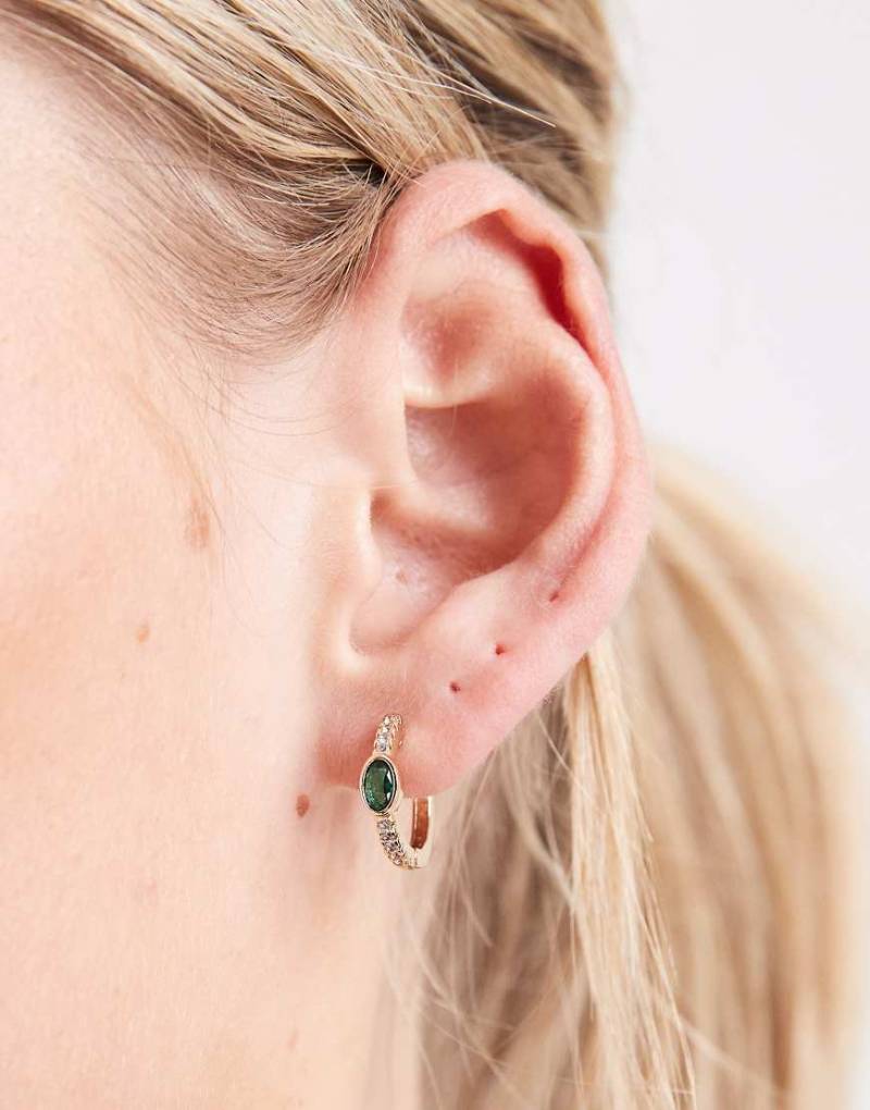 ASOS DESIGN - Kleine, eng anliegende Creolen in Goldoptik mit grünem Zirkonia-Schmuckstein, im Geschenkbeutel-Goldfarben von ASOS DESIGN