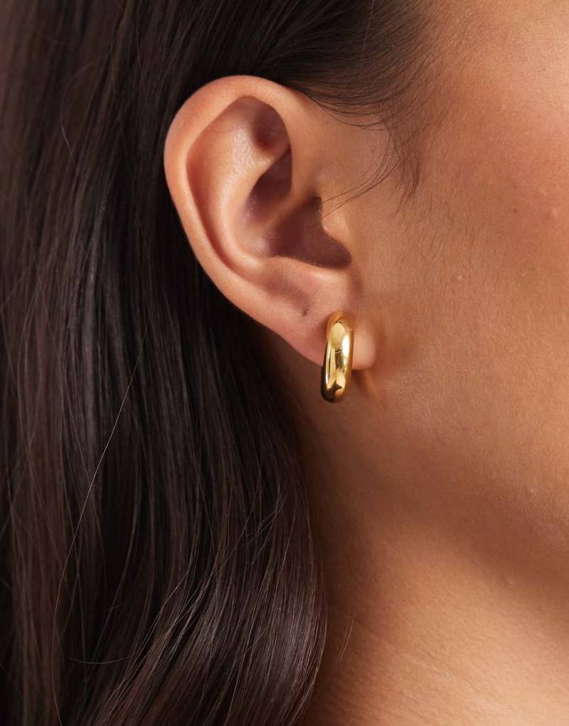 ASOS DESIGN - Kleine bauschige Creolen aus wasserfestem Edelstahl in Goldoptik mit Geschenkbeutel-Goldfarben von ASOS DESIGN