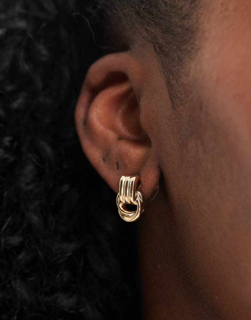 ASOS DESIGN - Kleine goldfarbene Ohrringe mit Türklopfer-Design von ASOS DESIGN