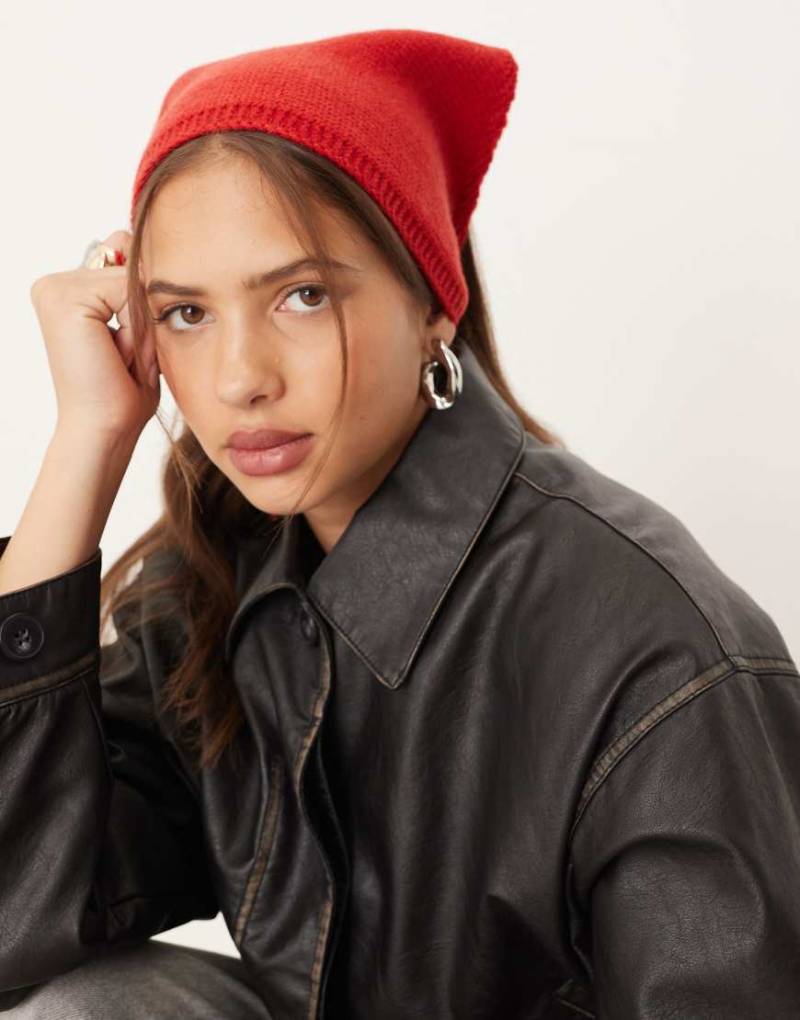 ASOS DESIGN - Kleiner, dreieckiger Schal aus flauschigem Strick zum Binden in Rot von ASOS DESIGN