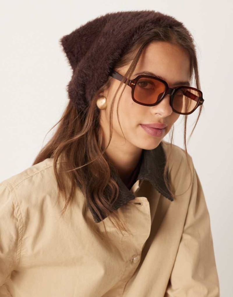 ASOS DESIGN - Kleiner, dreieckiger Schal aus flauschigem Strick zum Binden in Schokobraun-Brown von ASOS DESIGN