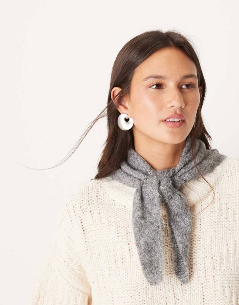 ASOS DESIGN - Kleiner Dreiecksschal aus Strick in Grau von ASOS DESIGN