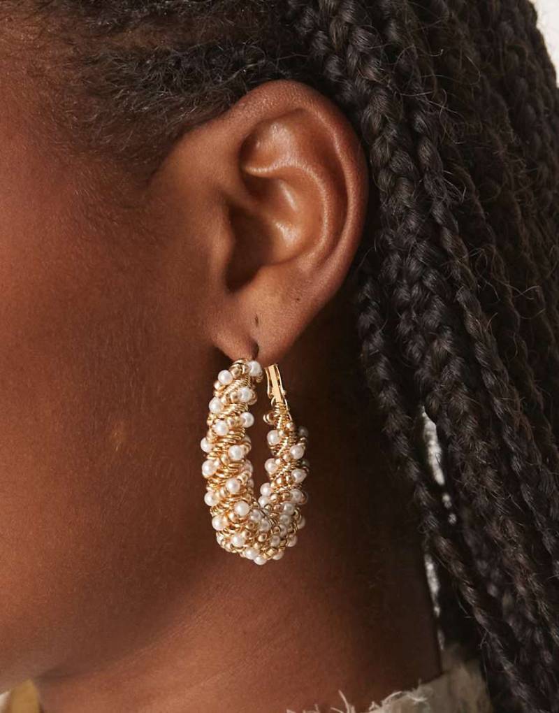 ASOS DESIGN - Klobige Creolen mit Kunstperlen und verdrehtem Ketten-Design in Goldoptik-Goldfarben von ASOS DESIGN
