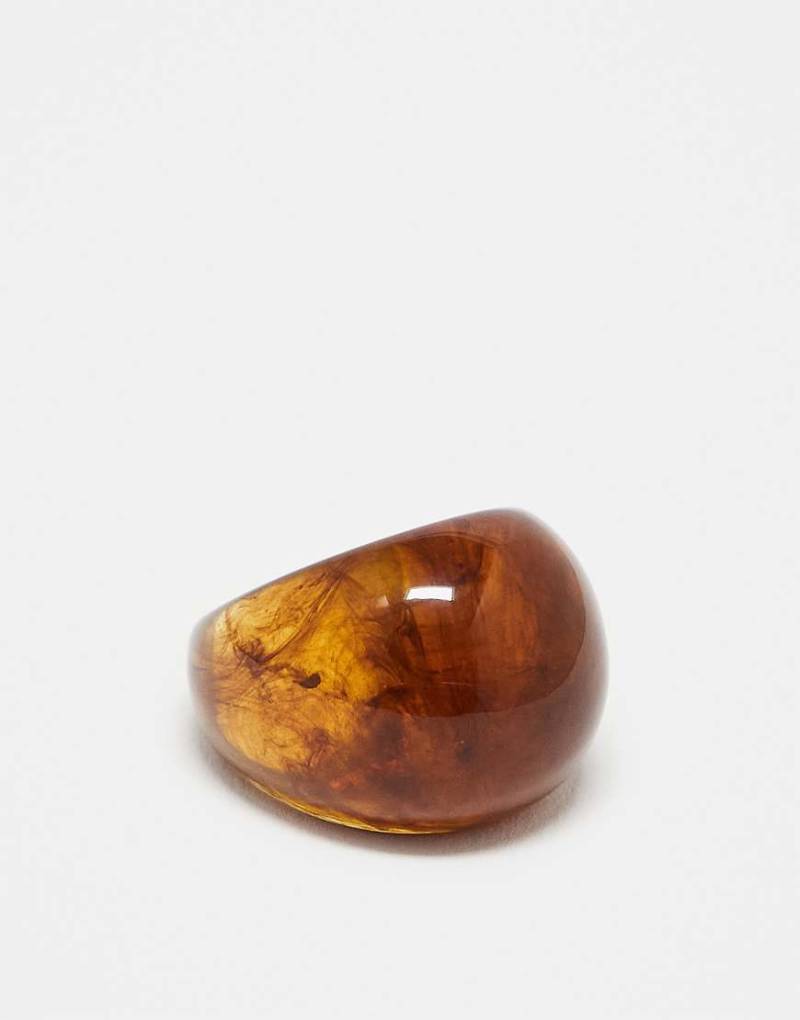 ASOS DESIGN - Klobiger Ring aus Kunstharz in Braun von ASOS DESIGN