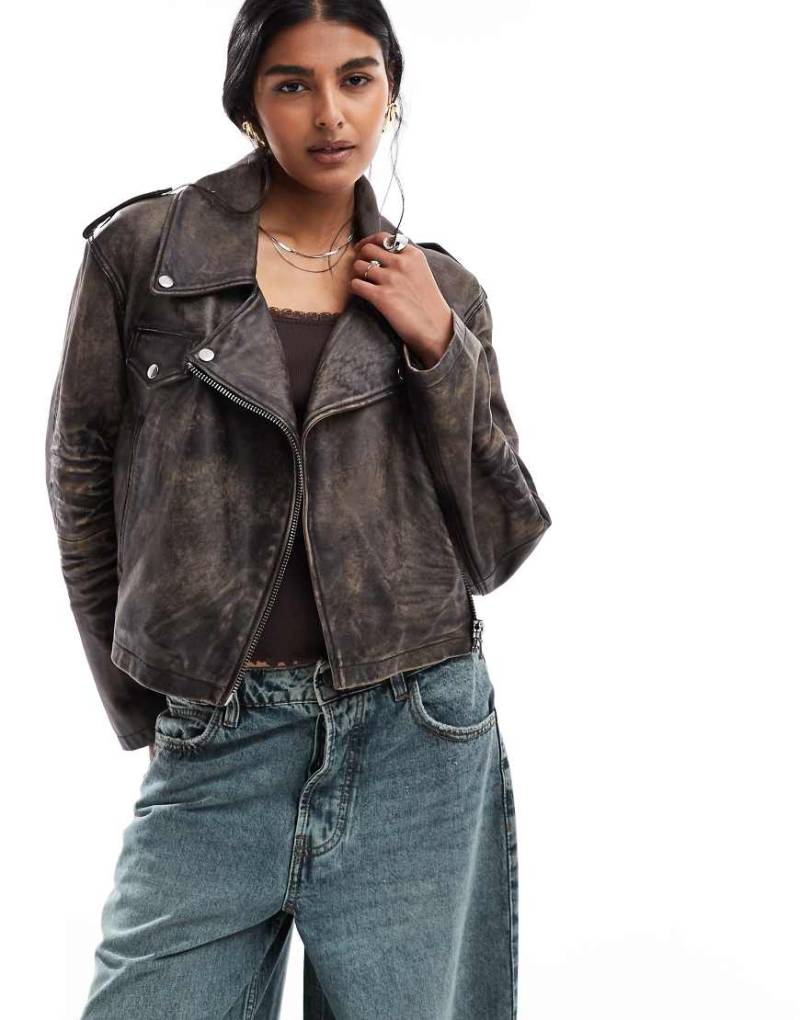 ASOS DESIGN - Knapp geschnittene Bikerjacke aus Leder in verwaschenem Schwarz von ASOS DESIGN