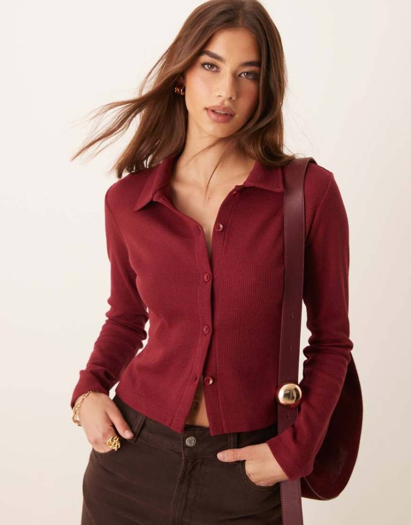 ASOS DESIGN - Knapp geschnittene Hemdbluse in Burgunderrot mit Waffelstruktur von ASOS DESIGN