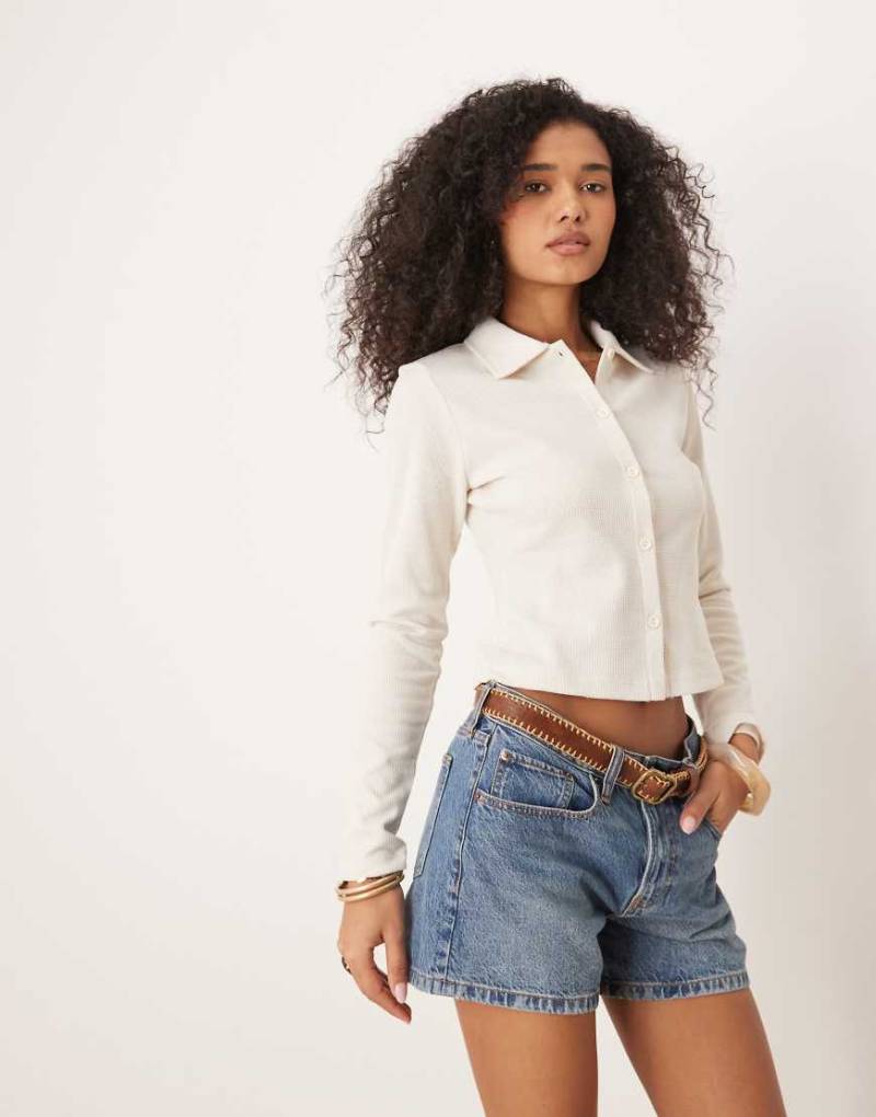 ASOS DESIGN - Knapp geschnittene Hemdbluse in Cremeweiß mit Waffelstruktur von ASOS DESIGN