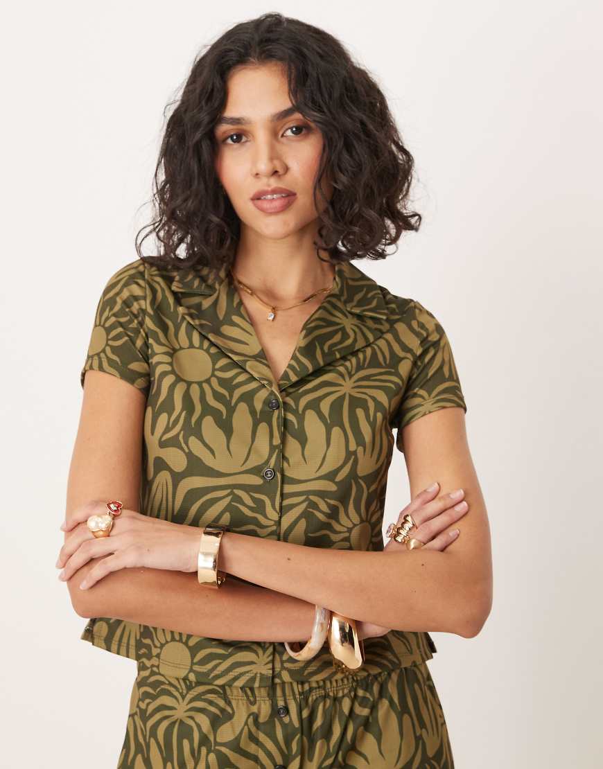 ASOS DESIGN - Knapp geschnittene Hemdbluse in Khaki mit Blumenmuster und Reverskragen, Kombiteil-Grün von ASOS DESIGN