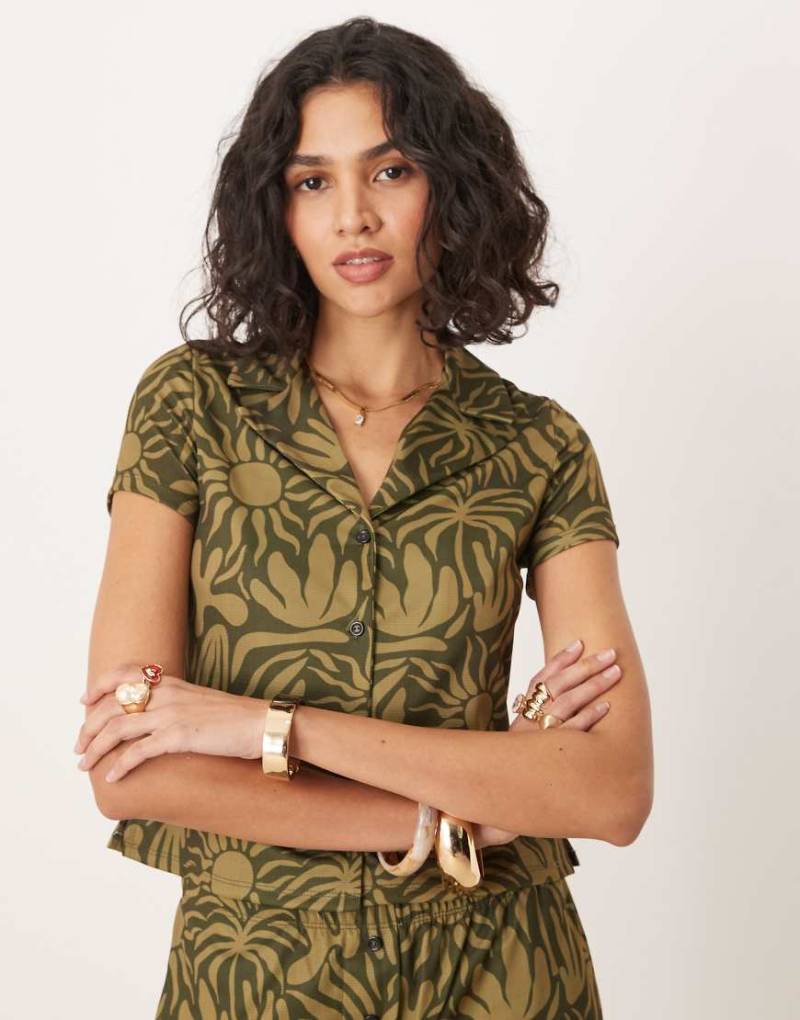 ASOS DESIGN - Knapp geschnittene Hemdbluse in Khaki mit Blumenmuster und Reverskragen, Kombiteil-Grün ASOS DESIGN - Knapp geschnittene Hemdbluse in Khaki mit Blumenmuster und Reverskragen, Kombiteil-Grün von ASOS DESIGN