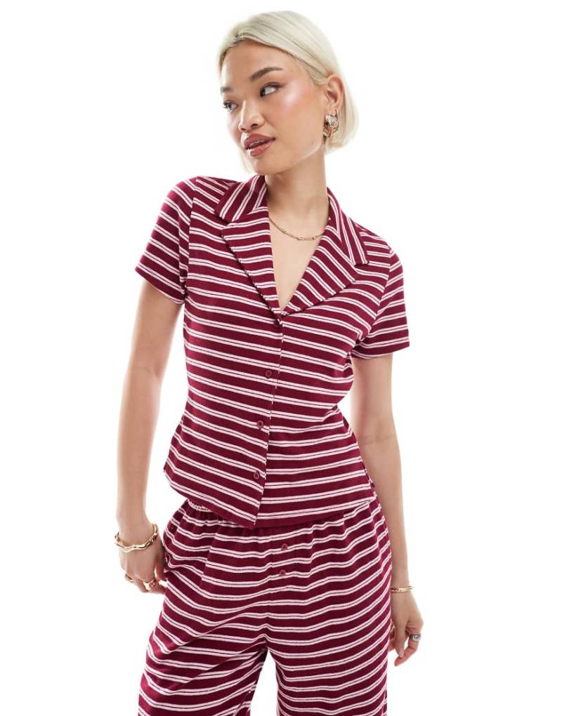 ASOS DESIGN - Knapp geschnittene Hemdbluse mit Reverskragen und strukturierten Streifen in Burgunderrot, Kombiteil-Rosa von ASOS DESIGN