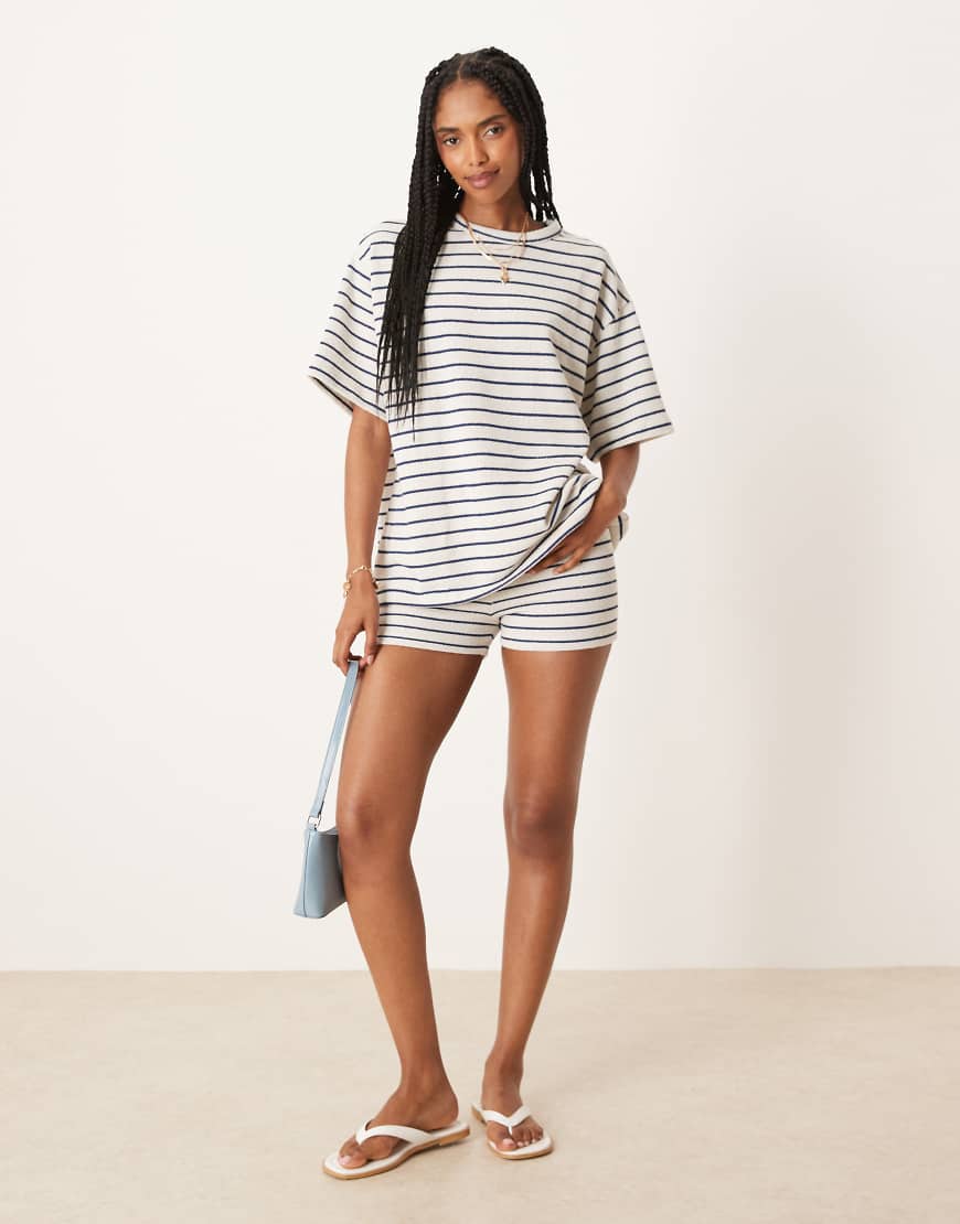 ASOS DESIGN - Knapp geschnittene Shorts aus Strick mit Streifen, Kombiteil-Bunt ASOS DESIGN - Knapp geschnittene Shorts aus Strick mit Streifen, Kombiteil-Bunt von ASOS DESIGN