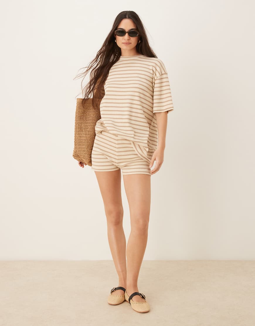 ASOS DESIGN - Knapp geschnittene Shorts mit Streifen in neutralen Farben ASOS DESIGN - Knapp geschnittene Shorts mit Streifen in neutralen Farben von ASOS DESIGN