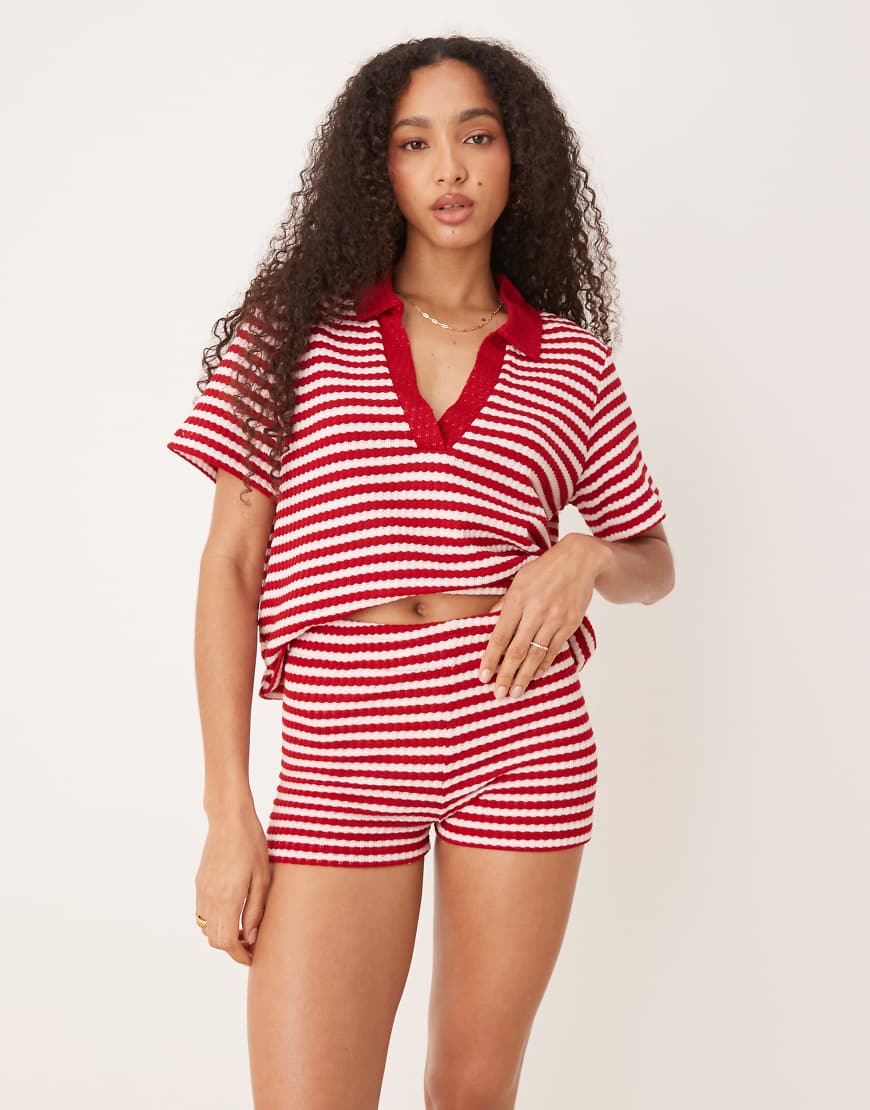ASOS DESIGN - Knapp geschnittene Strick-Shorts in Rot und Weiß gestreift, Kombiteil-Bunt von ASOS DESIGN