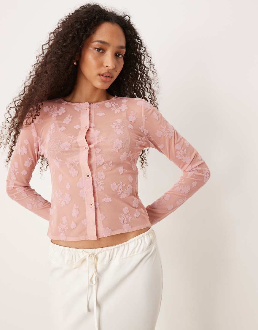 ASOS DESIGN - Knapp geschnittene Strickjacke in Rosa mit beflocktem Design von ASOS DESIGN