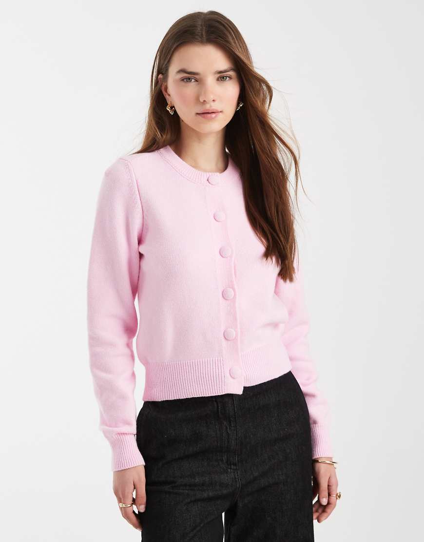 ASOS DESIGN - Knapp geschnittene Strickjacke in Rosa von ASOS DESIGN