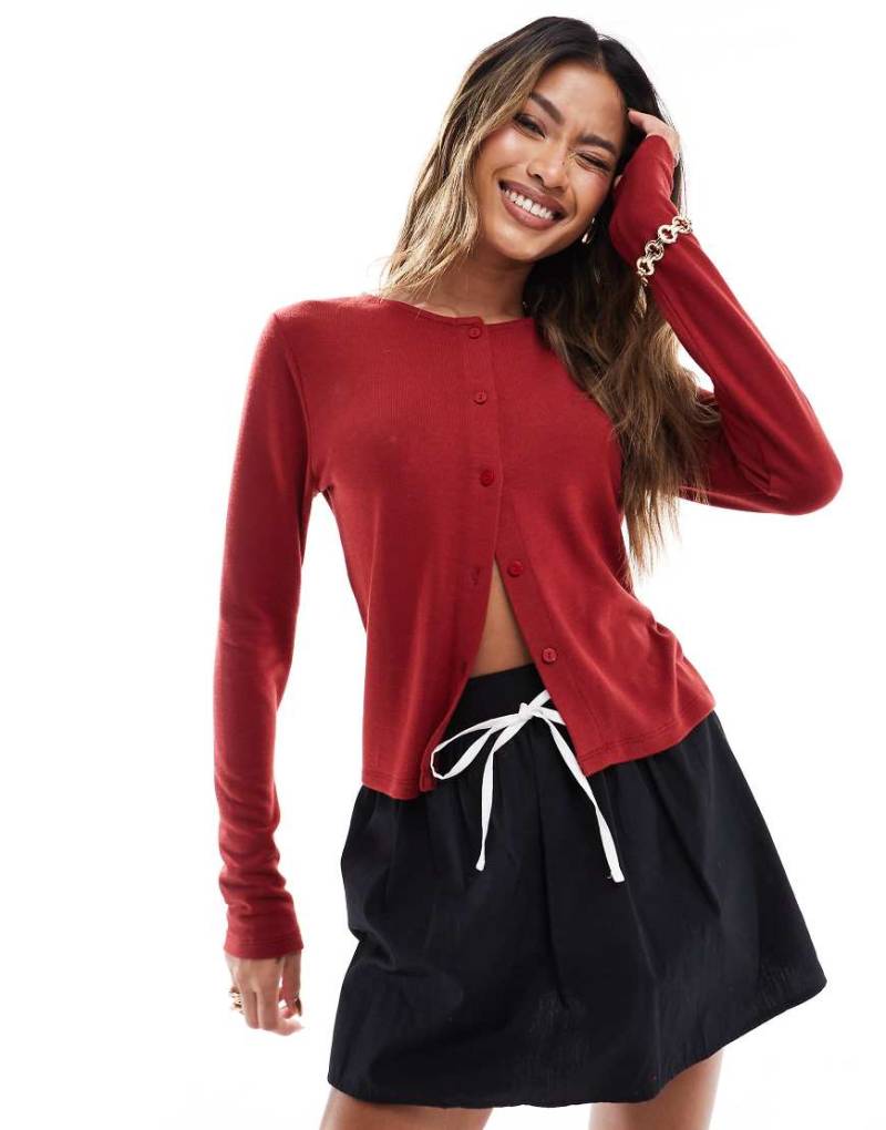ASOS DESIGN - Knapp geschnittene Strickjacke in Rot von ASOS DESIGN