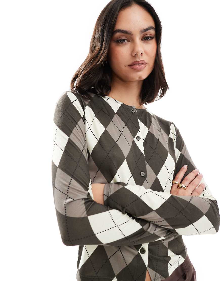 ASOS DESIGN - Knapp geschnittene Strickjacke mit Rautenmuster in Braun von ASOS DESIGN