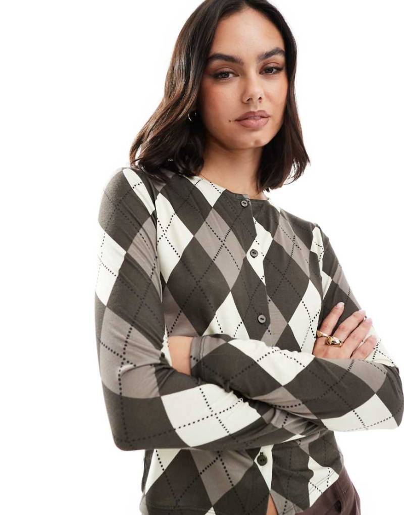ASOS DESIGN - Knapp geschnittene Strickjacke mit Rautenmuster in Braun von ASOS DESIGN