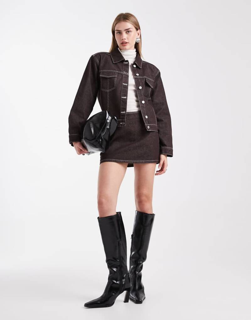 ASOS DESIGN - Knapp geschnittener, schlichter Jeansrock in Braun-Brown von ASOS DESIGN