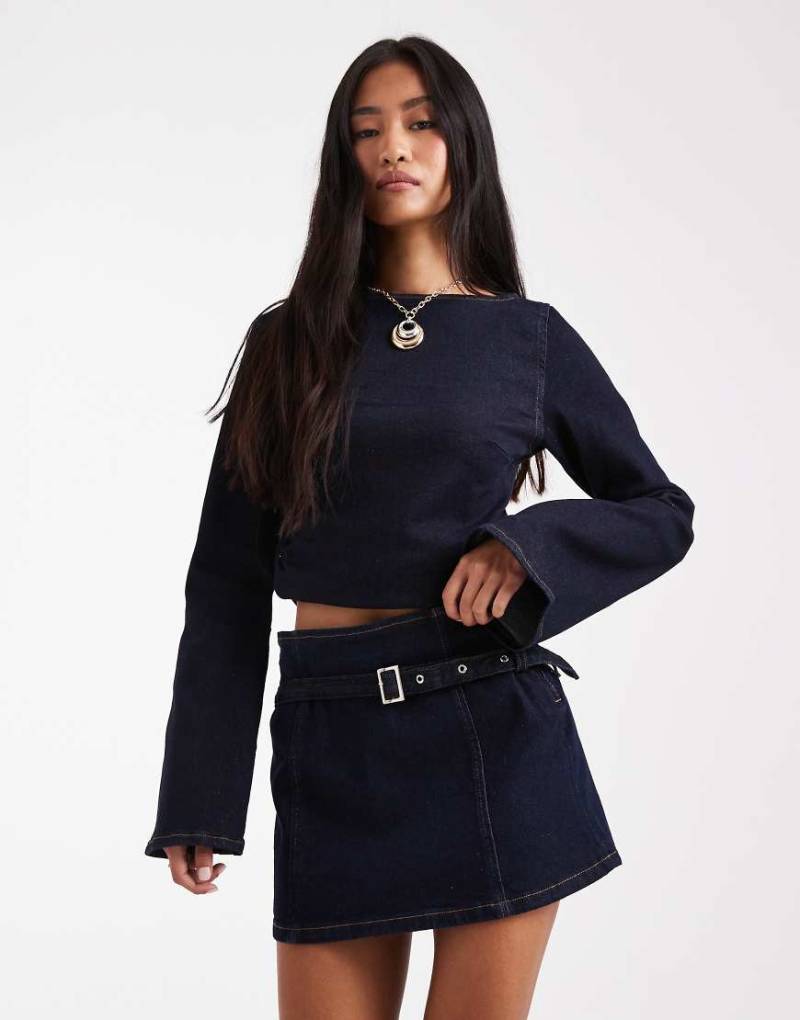 ASOS DESIGN - Knapp geschnittener Mini-Jeansrock in Indigoblau mit schmalem Gürtel von ASOS DESIGN