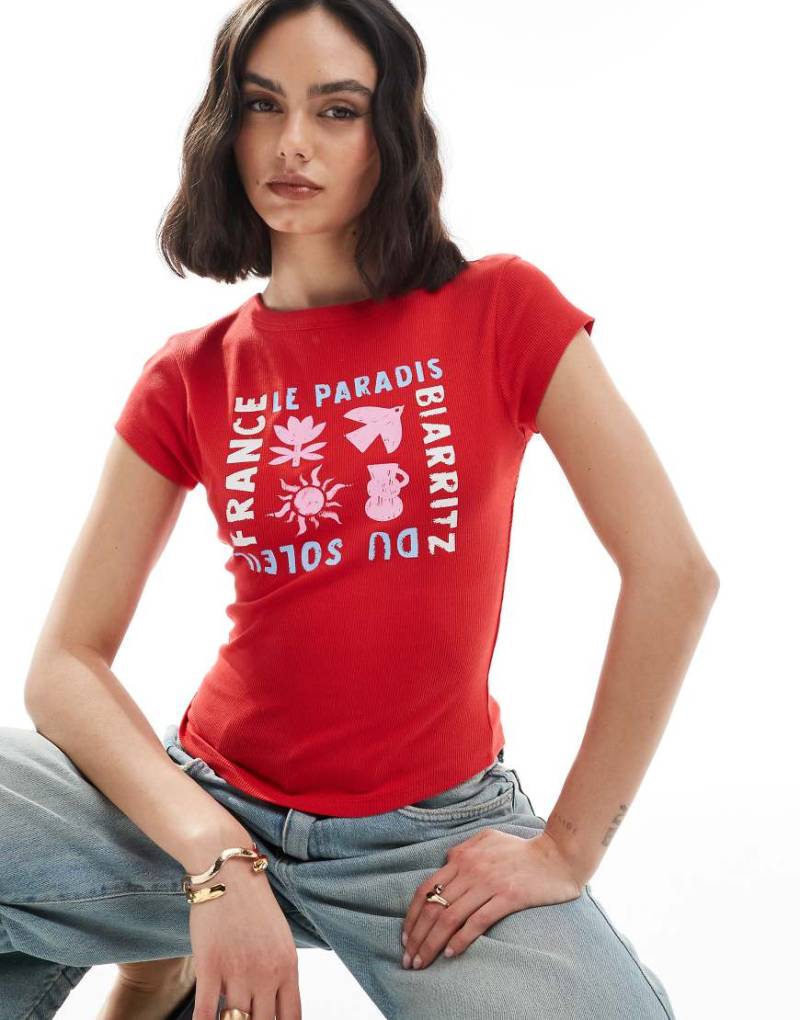 ASOS DESIGN - Knapp geschnittenes, geripptes T-Shirt in Rot mit Soleil-Grafik von ASOS DESIGN