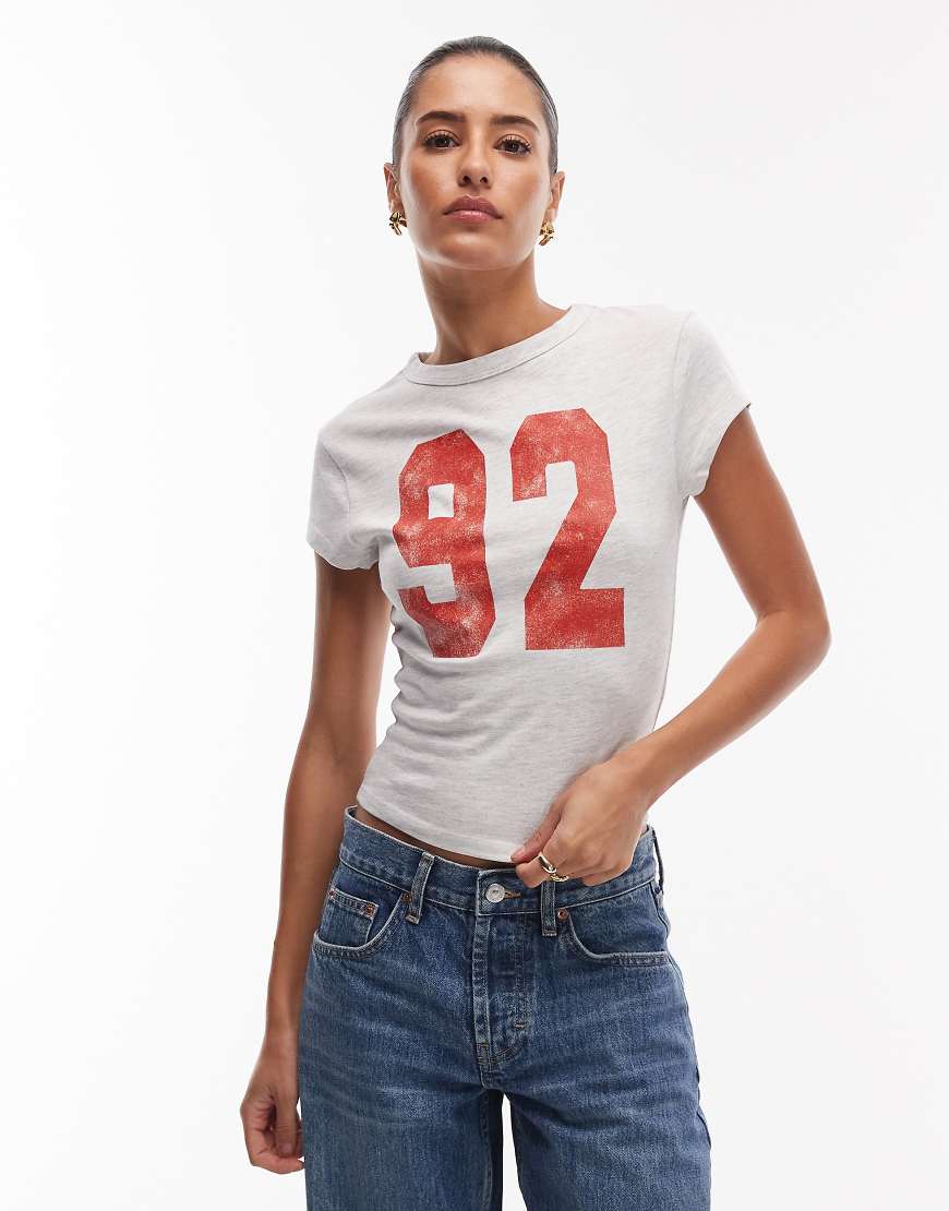 ASOS DESIGN - Knapp geschnittenes, geripptes T-Shirt in meliertem Eisgrau mit „92"-Nummernprint von ASOS DESIGN