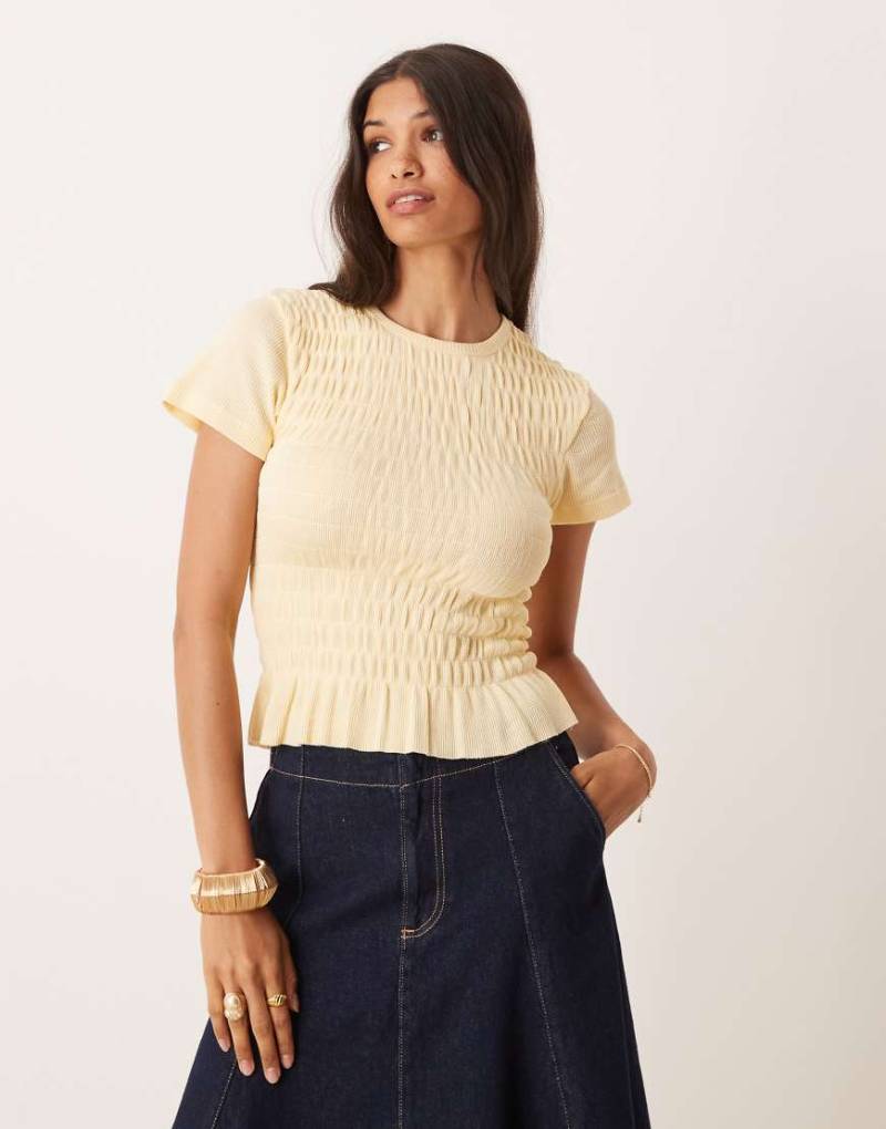 ASOS DESIGN - Knapp geschnittenes, gesmoktes T-Shirt mit Waffelstruktur-Gelb von ASOS DESIGN