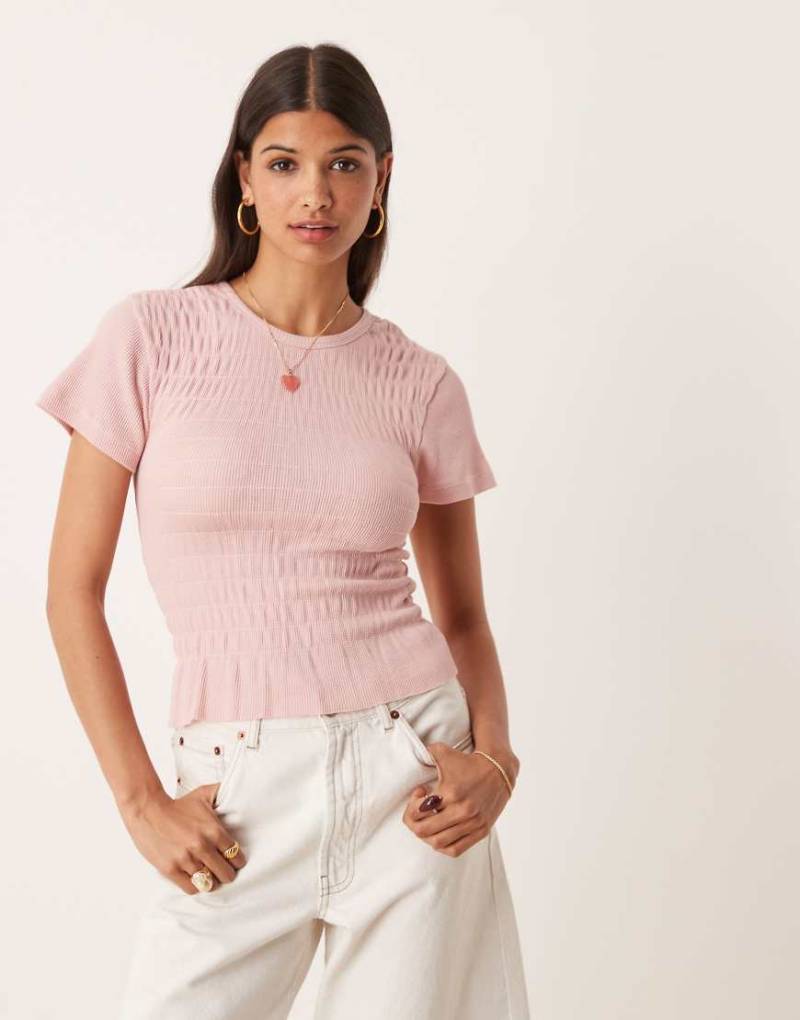 ASOS DESIGN - Knapp geschnittenes, gesmoktes T-Shirt in Hellrosa von ASOS DESIGN