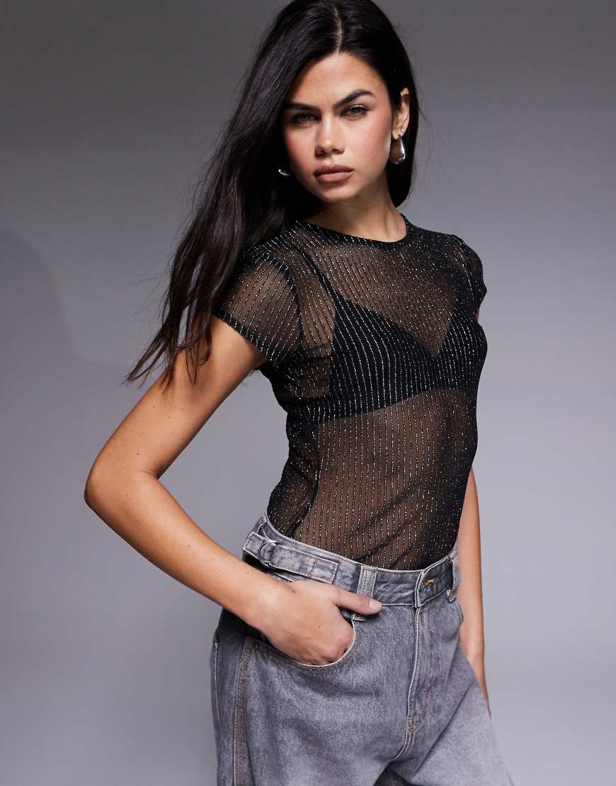 ASOS DESIGN - Knapp geschnittenes Longline-T-Shirt in halbtransparentem Schwarz mit Metallic-Streifen von ASOS DESIGN