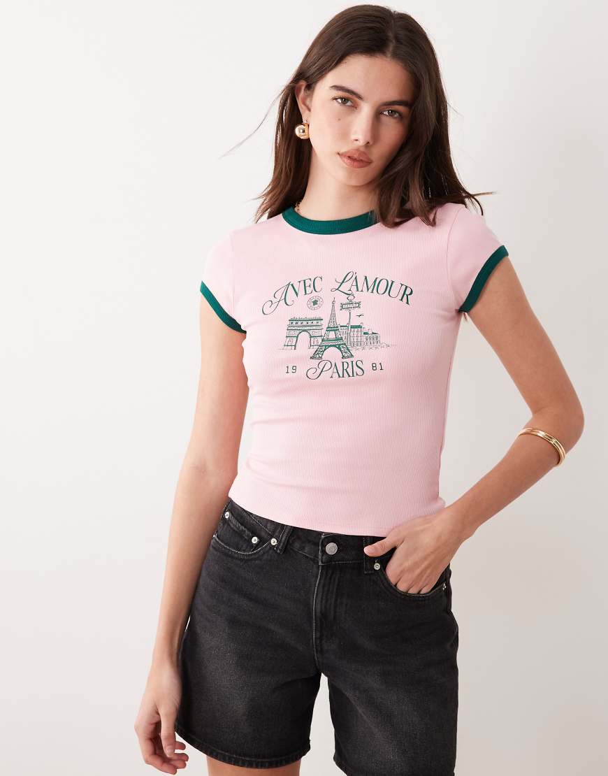 ASOS DESIGN - Knapp geschnittenes Ringer-T-Shirt in Rosa mit „L'Amour Paris"-Grafik von ASOS DESIGN