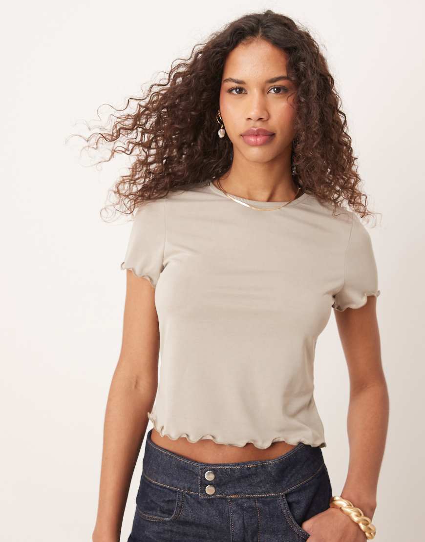 ASOS DESIGN - Knapp geschnittenes T-Shirt aus Modal mit Kräuselsaum-Grau ASOS DESIGN - Knapp geschnittenes T-Shirt aus Modal mit Kräuselsaum-Grau von ASOS DESIGN