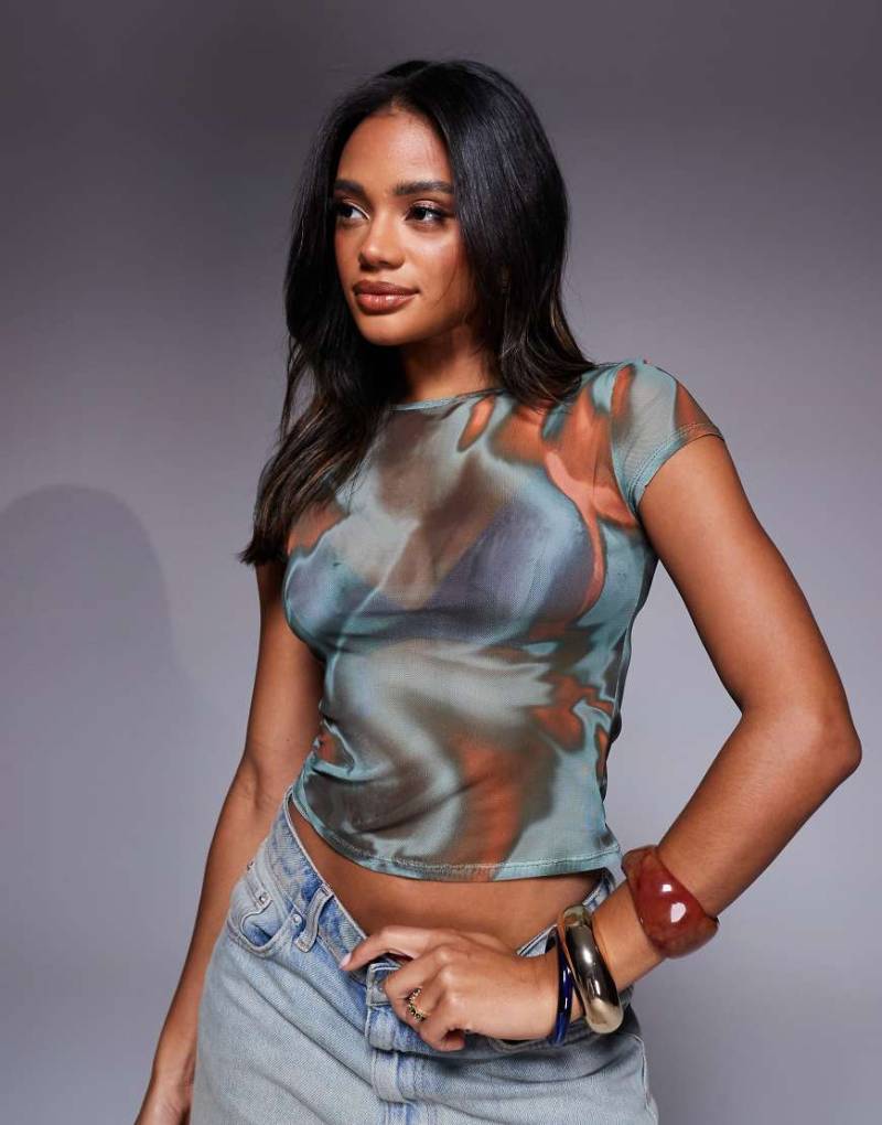 ASOS DESIGN - Knapp geschnittenes T-Shirt aus Netzstoff in Grün mit abstraktem Marmor-Print-Bunt von ASOS DESIGN