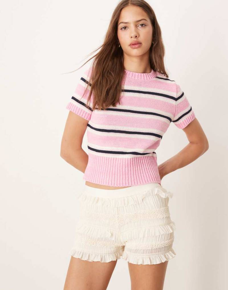 ASOS DESIGN - Knapp geschnittenes T-Shirt aus Strick in rosa gestreift-Bunt von ASOS DESIGN