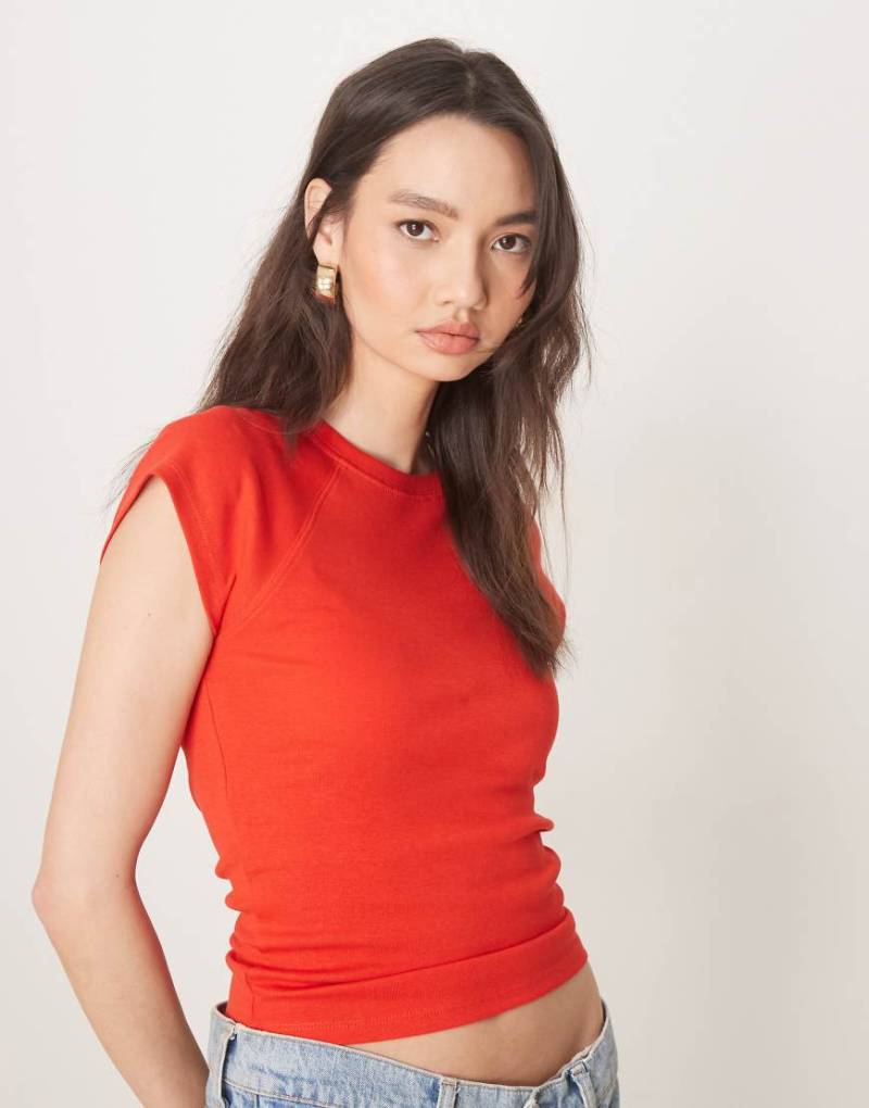 ASOS DESIGN - Knapp geschnittenes T-Shirt aus strukturiertem Material in Rot mit Raglan-Ärmeln von ASOS DESIGN