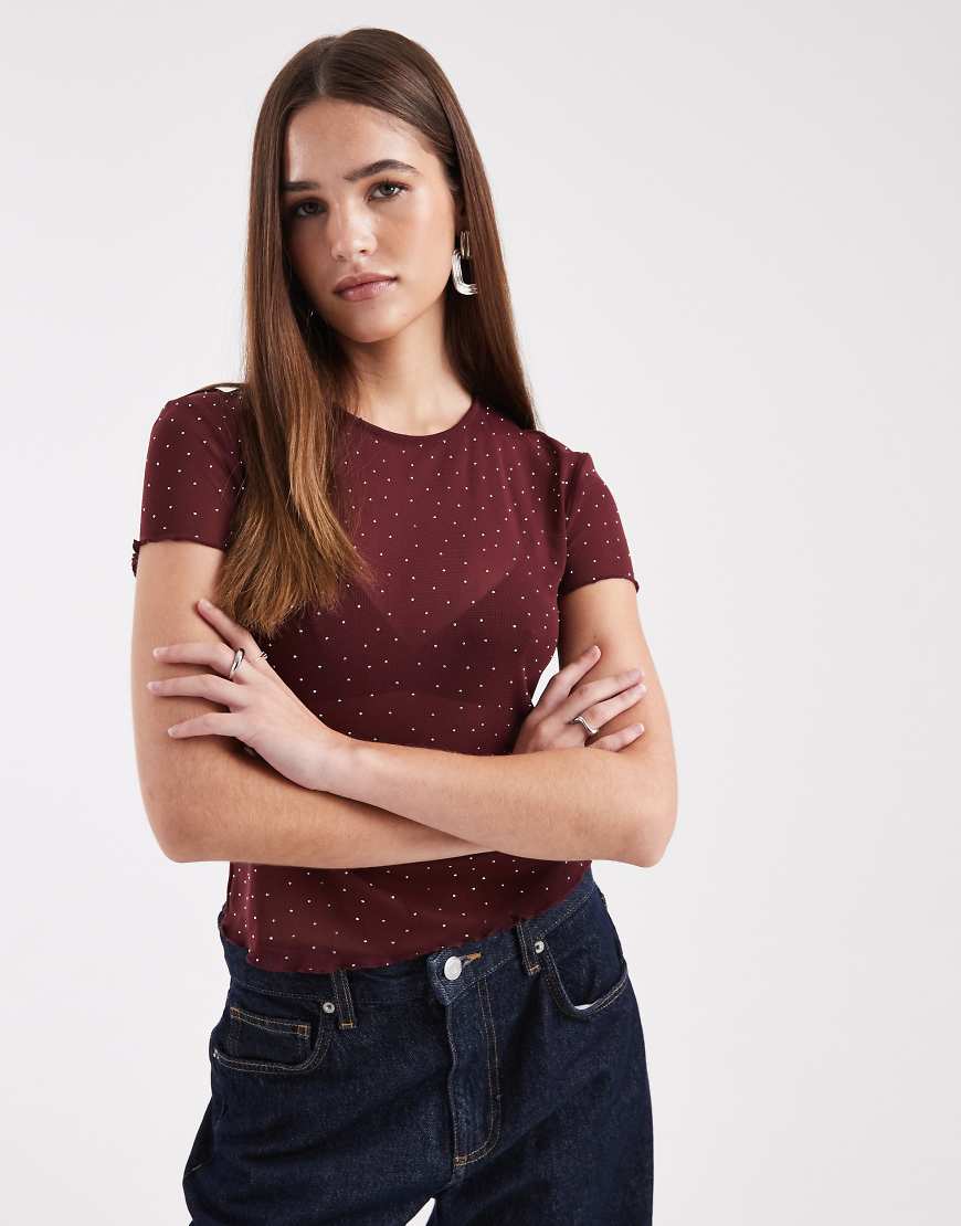 ASOS DESIGN - Knapp geschnittenes T-Shirt aus strukturiertem Netzstoff in Burgunderrot mit Hotfix-Verzierung und Kräuselsaum von ASOS DESIGN