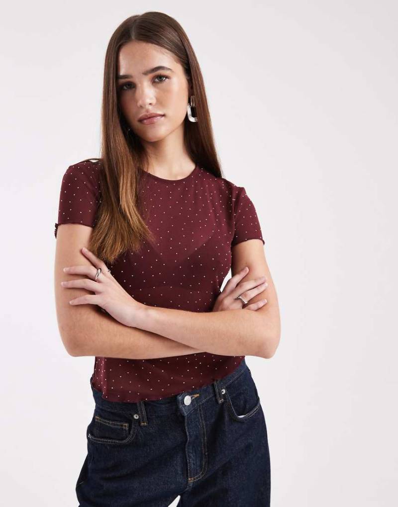 ASOS DESIGN - Knapp geschnittenes T-Shirt aus strukturiertem Netzstoff in Burgunderrot mit Hotfix-Verzierung und Kräuselsaum von ASOS DESIGN