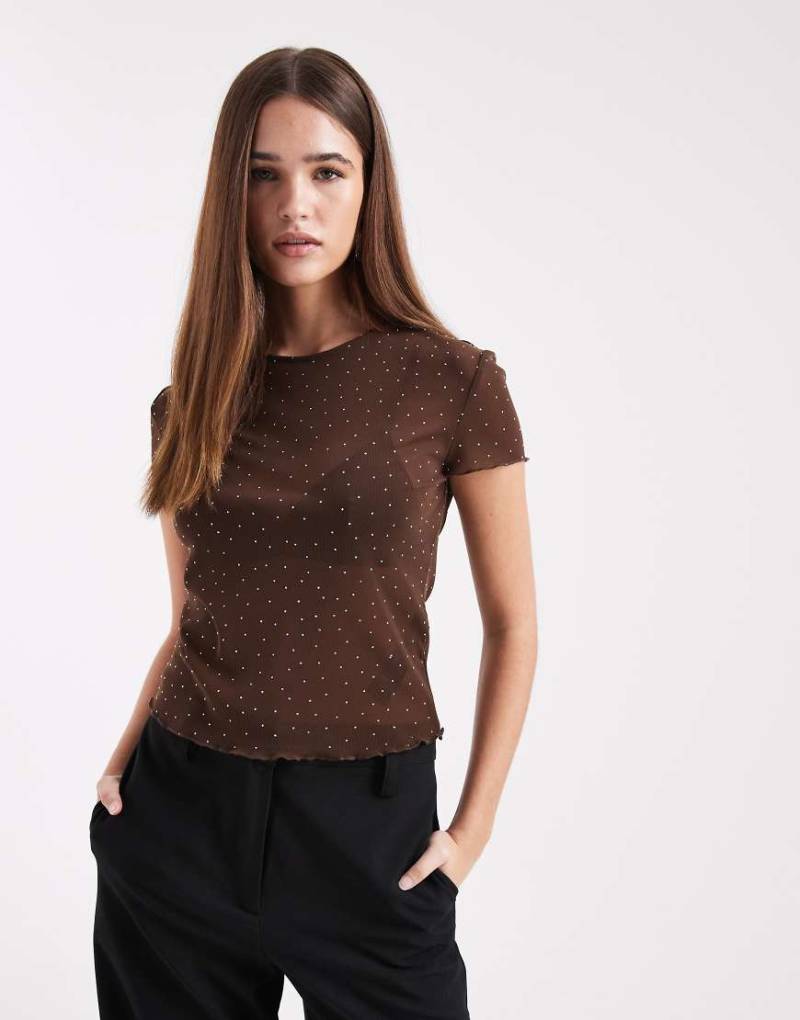 ASOS DESIGN - Knapp geschnittenes T-Shirt aus strukturiertem Netzstoff in Schokobraun mit Hotfix-Verzierung und Kräuselsaum-Brown von ASOS DESIGN