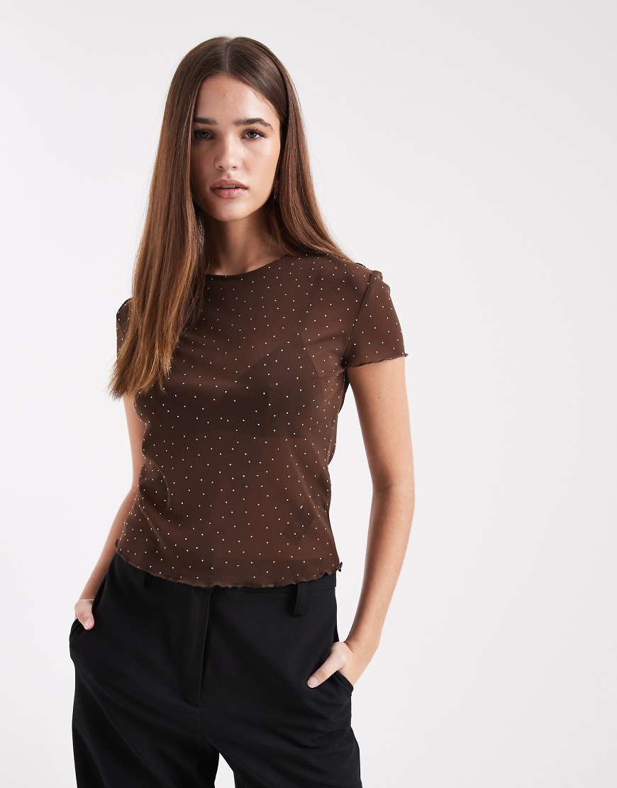 ASOS DESIGN - Knapp geschnittenes T-Shirt aus strukturiertem Netzstoff in Schokobraun mit Hotfix-Verzierung und Kräuselsaum-Brown von ASOS DESIGN
