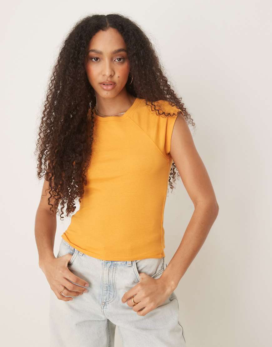 ASOS DESIGN - Knapp geschnittenes T-Shirt in Apricot mit Raglanärmeln und Noppenstruktur-Orange ASOS DESIGN - Knapp geschnittenes T-Shirt in Apricot mit Raglanärmeln und Noppenstruktur-Orange von ASOS DESIGN