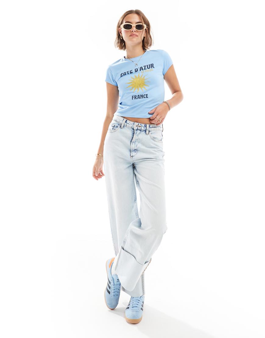 ASOS DESIGN - Knapp geschnittenes T-Shirt in Blau mit „Cote d'Azur"-Grafikprint von ASOS DESIGN