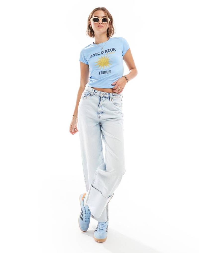 ASOS DESIGN - Knapp geschnittenes T-Shirt in Blau mit „Cote d'Azur"-Grafikprint von ASOS DESIGN