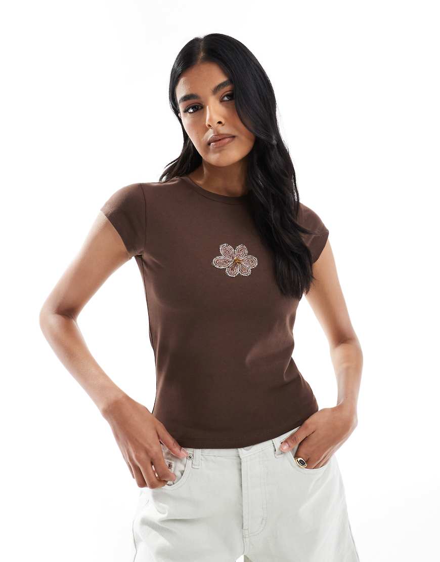 ASOS DESIGN - Knapp geschnittenes T-Shirt in Braun mit Blumengrafik aus Perlen ASOS DESIGN - Knapp geschnittenes T-Shirt in Braun mit Blumengrafik aus Perlen von ASOS DESIGN