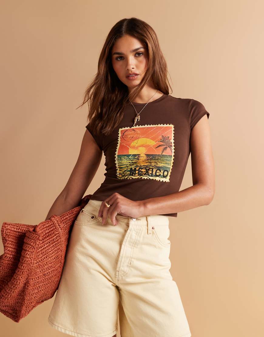 ASOS DESIGN - Knapp geschnittenes T-Shirt in Braun mit Urlaubs-Stempelprint von ASOS DESIGN