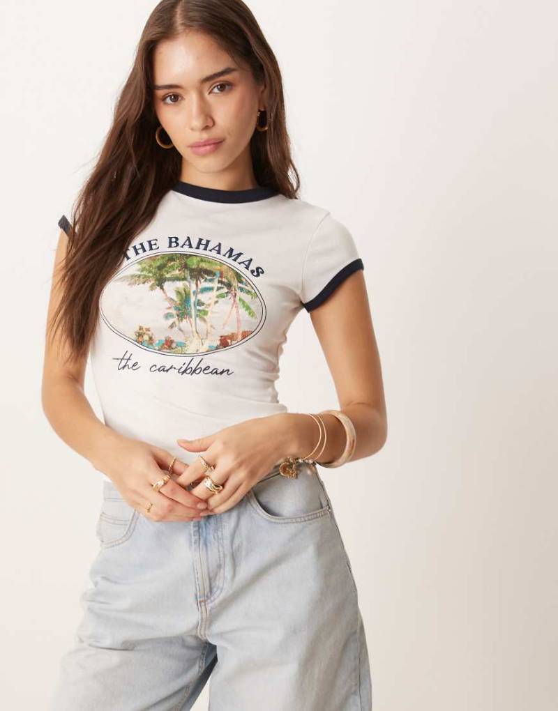 ASOS DESIGN - Knapp geschnittenes T-Shirt in Creme mit „Bahamas"-Grafikprint und Kontrast-Einfassung-Weiß von ASOS DESIGN