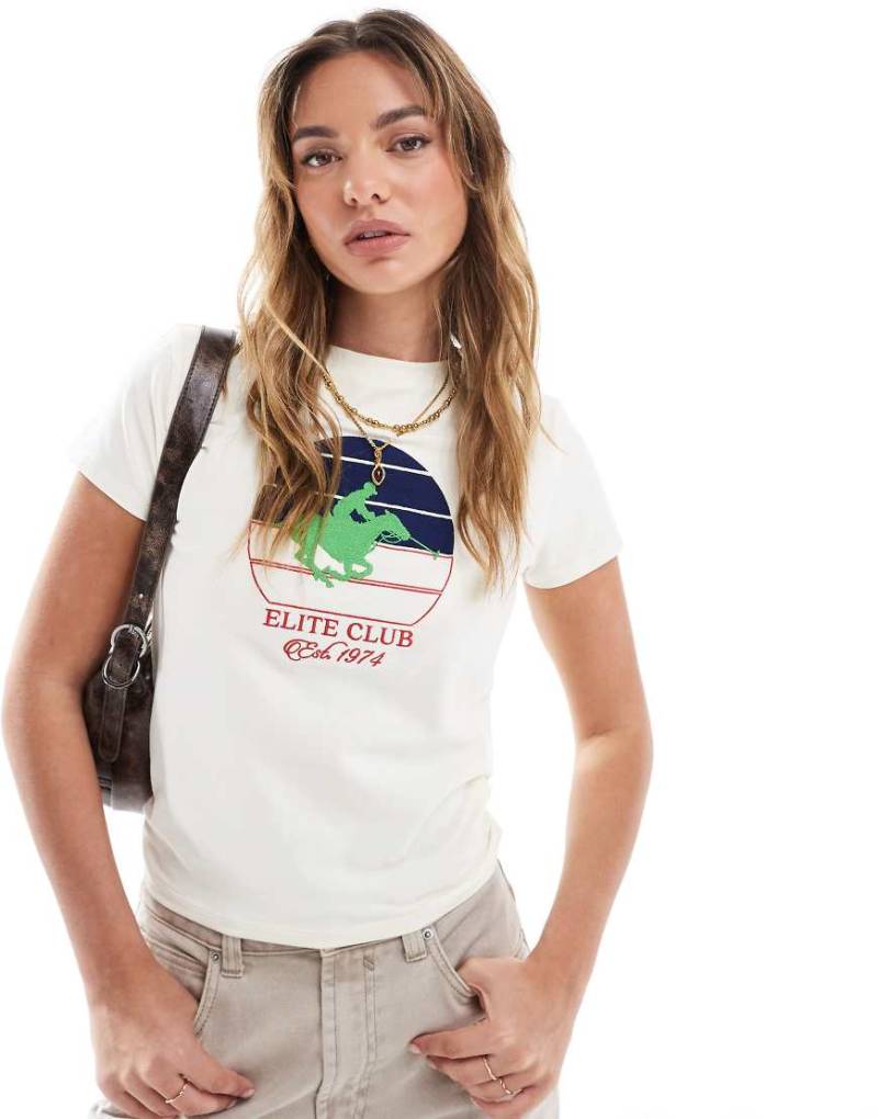 ASOS DESIGN - Knapp geschnittenes T-Shirt in Creme mit „Elite Club"-Pferdemotiv-Grafikprint-Weiß von ASOS DESIGN