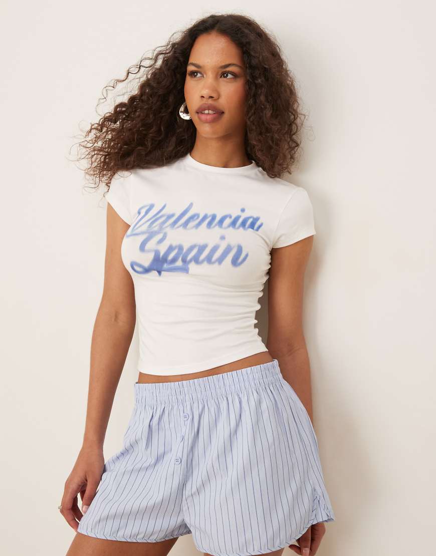 ASOS DESIGN - Knapp geschnittenes T-Shirt in Creme mit „Valencia"-Grafikprint-Weiß ASOS DESIGN - Knapp geschnittenes T-Shirt in Creme mit „Valencia"-Grafikprint-Weiß von ASOS DESIGN